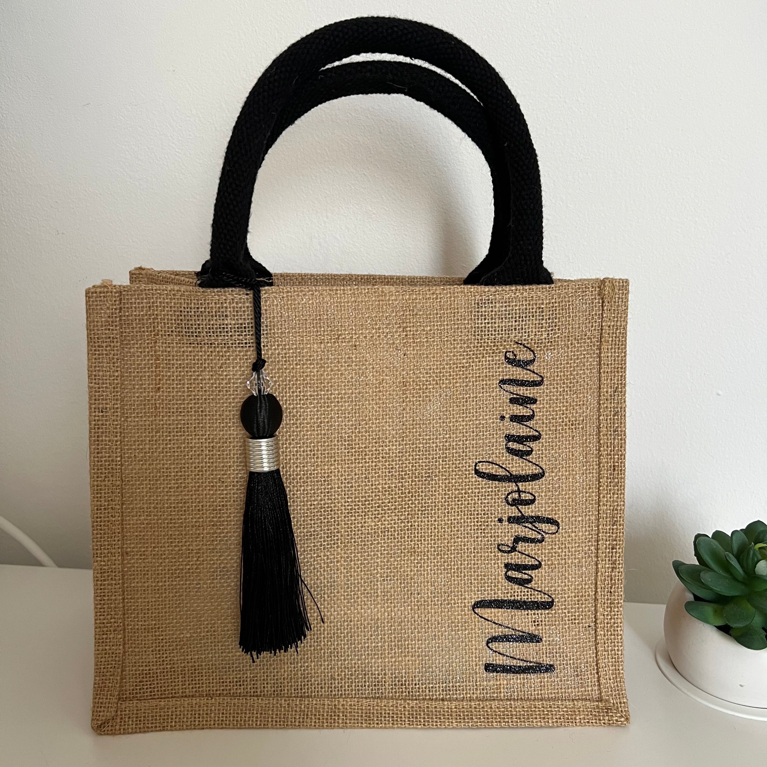Sac en Toile de Jute avec Pompon Noir et Personnalisé avec Prénom sur le coter