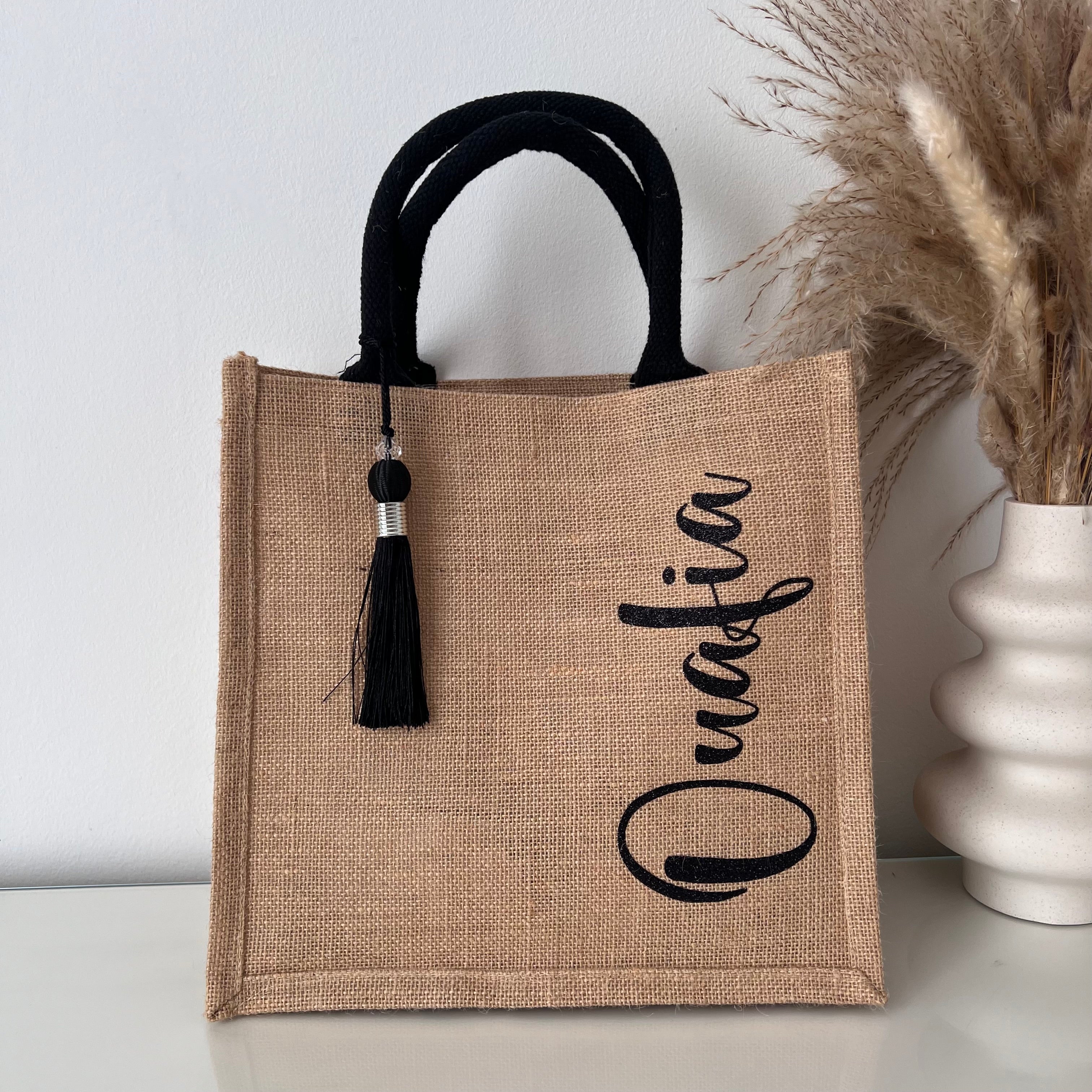 Sac en Toile de Jute avec Pompon Noir et Personnalisé avec Prénom sur le coter