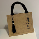 Sac en Toile de Jute avec Pompon Noir et Personnalisé avec Prénom en Calligraphie Arabe sur le coter