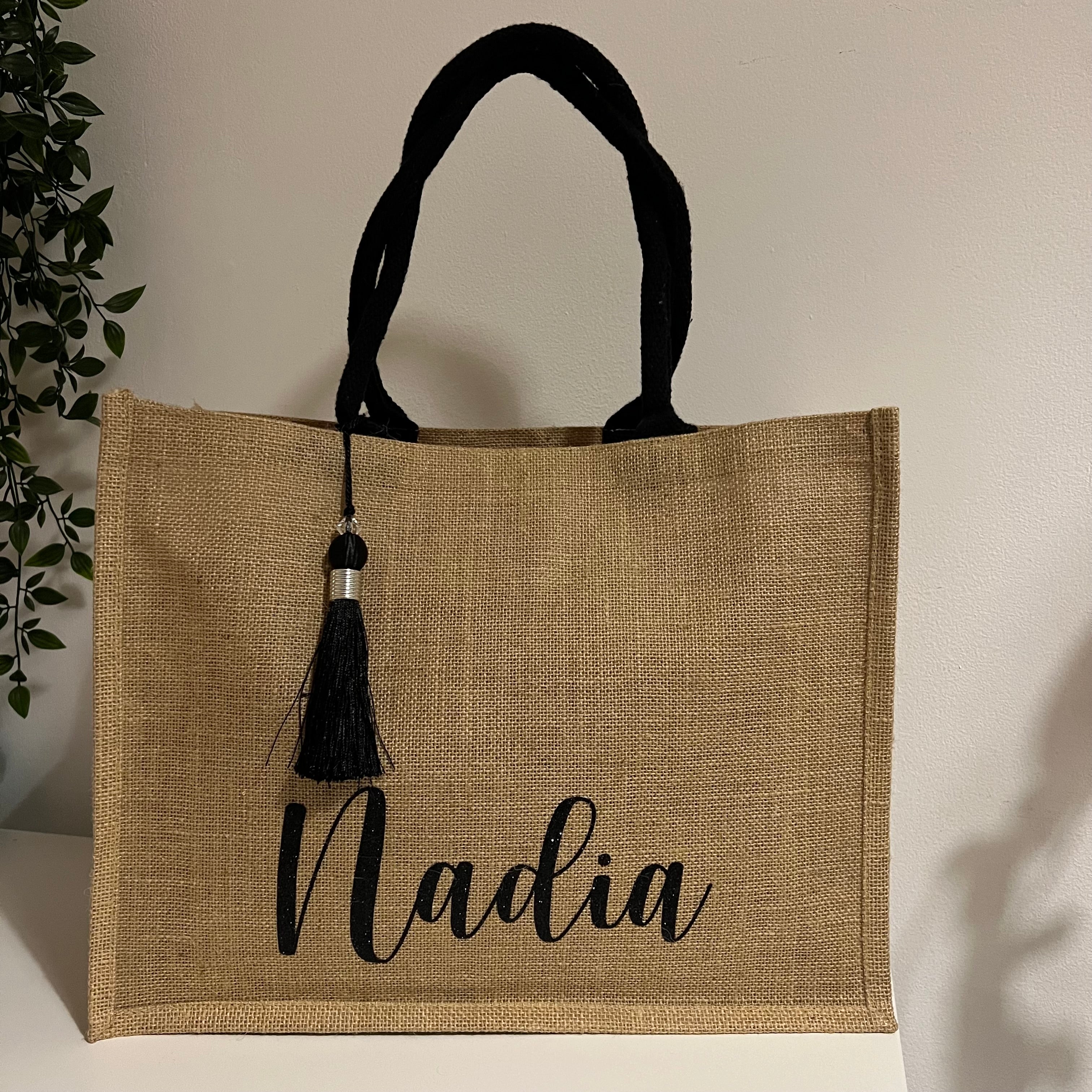 Sac en Toile de Jute avec Pompon Noir et Personnalisé avec Prénom centré